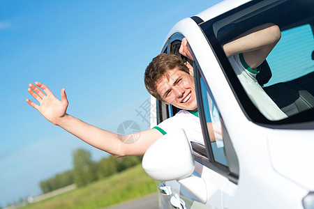 人把手从窗外伸出来驾驶乐趣女孩成人微笑玻璃学生男性车辆运输图片