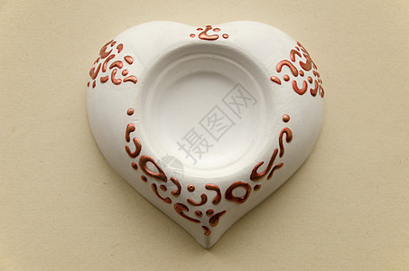 手工制作的泥土陶瓷器以心脏的形式站起蜡烛图片