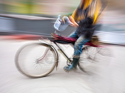 运动中的自行车模糊速度踏板男人生态骑士运输紧迫感道路城市汽车图片