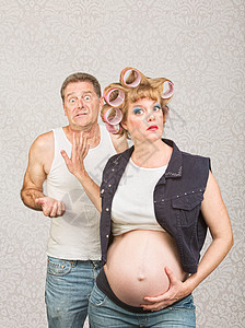 与孕妇在一起的受挫男子图片