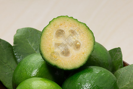 Feijoa 水果和树叶美食叶子种子植物食物热带蔬菜绿色图片