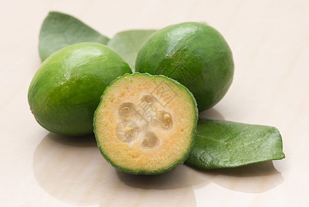 Feijoa 水果和树叶植物热带食物绿色美食种子蔬菜叶子图片