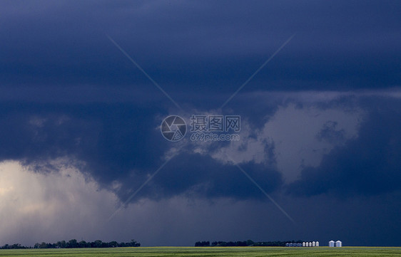 平原风暴云天空天气雷雨草原风景危险戏剧性图片