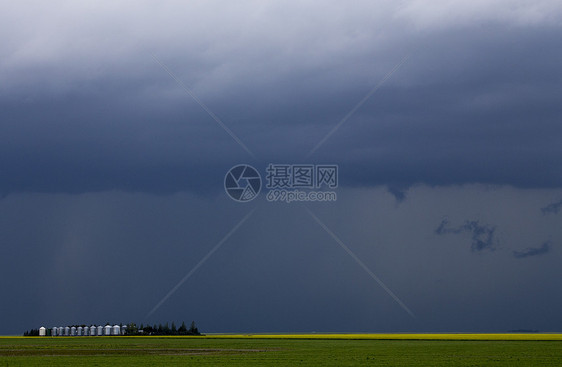 平原风暴云天空戏剧性风景天气草原雷雨危险图片