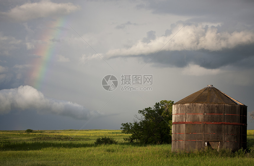 平原风暴云天空彩虹危险天气草原戏剧性雷雨风景图片