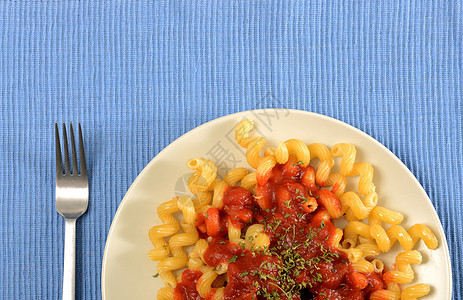 加番茄酱的意大利面烹饪美食传统小吃面条饮食午餐桌子营养食物图片