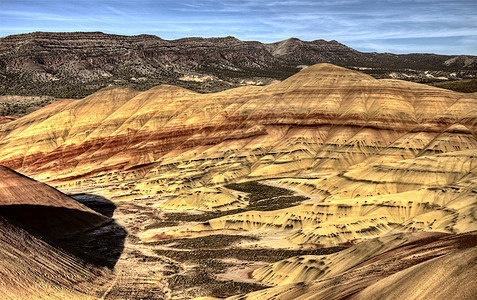 俄勒冈州刷子沉淀棕色干旱编队沙漠火山丘陵纪念碑背景图片