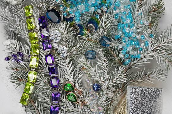 在fir树上的珠宝婚姻美丽宝石庆典展示礼物金属奢华戒指石头图片
