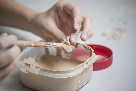 女孩用泥土做玩具商业车轮手工陶瓷女性纺纱学习商品制品孩子图片