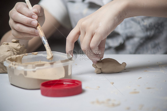 女孩用泥土做玩具工艺车轮洞察力创造力学习商品艺术商业女性手工图片