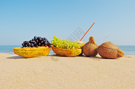 海滩上的水果饮食坚果甜点可可情调晴天旅行食物热带团体图片