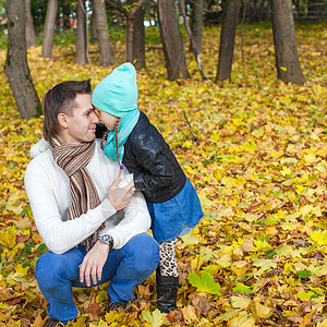 年轻父亲和他可爱的小女儿 在秋天公园低语爸爸叶子生活男人童年公园薄荷拥抱幸福孩子图片