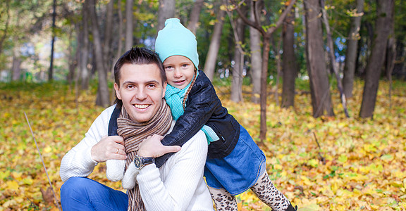 年轻父亲的肖像 和他的可爱女儿在秋天公园散步薄荷公园亲热女孩微笑拥抱婴儿生活男性爸爸图片
