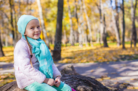 秋天公园的小可爱女孩图片