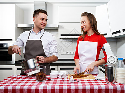 厨房的一对夫妇成人柜台美食夫妻烹饪女孩盘子女士职业餐具图片