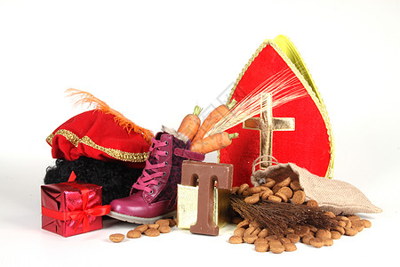 为Sinterklaas夜铺鞋头饰桦木胡椒饼干仪式萝卜坚果展示帽子羽毛图片