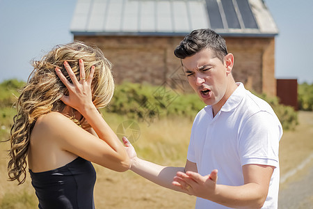男人喊叫 女孩在争吵中遮住耳朵悲伤分歧成人挫折妻子丈夫压力男朋友女士争议图片