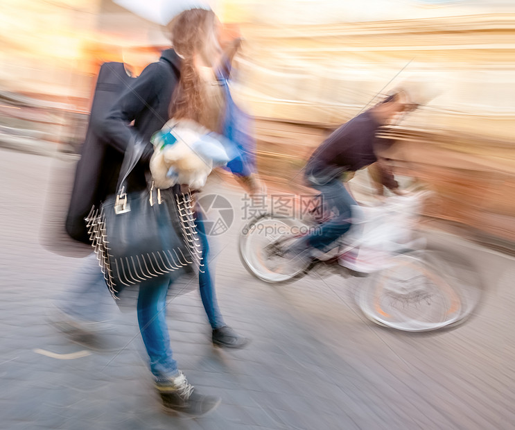 高峰时间走在街上的年轻人工人行人女性男人路面女士城市生活压力人行道高清图片下载-正版图片321818218-摄图网