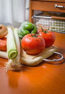 厨房切菜板上新鲜蔬菜的鲜菜美食桌子红色营养木头绿色胡椒饮食洋葱健康图片