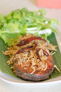 炒咸菜鱼洋葱辣椒盘子叶子海鲜食物油炸美食绿色白色图片