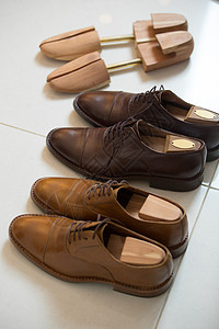 布朗男子的鞋子和鞋裤男人生产庄家蕾丝黄铜地面棕色皮革担架商业图片