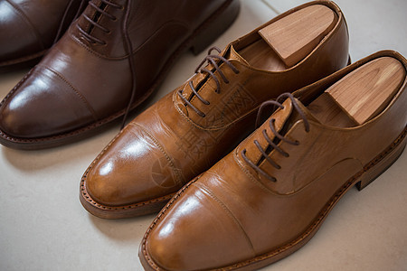 布朗男子的鞋子和鞋裤鞋带商业配饰男人软垫古董木头棕色水平担架图片