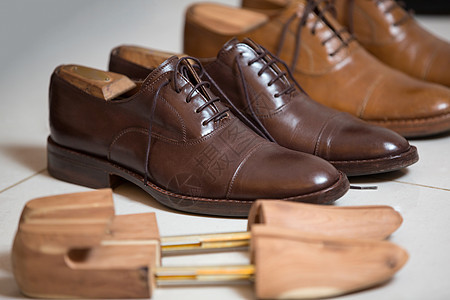 布朗男子的鞋子和鞋裤古董软垫黄铜蕾丝衣架鞋带商业生产皮革配饰图片