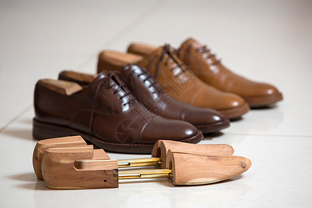 布朗男子的鞋子和鞋裤商业鞋带木头软垫鞋匠蕾丝生产棕色配饰庄家图片