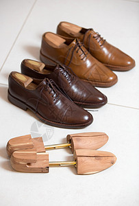 布朗男子的鞋子和鞋裤鞋带衣架商业黄铜男人生产皮革软垫棕色担架图片