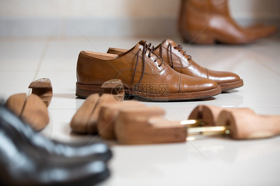 布朗男子的鞋子和鞋裤木头男人古董担架衣架黄铜蕾丝配饰棕色生产图片