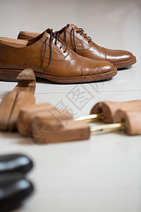布朗男子的鞋子和鞋裤黄铜男人蕾丝鞋匠商业棕色木头配饰软垫皮革图片