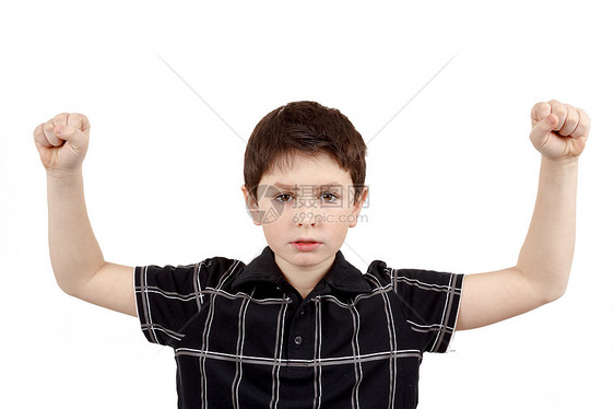 一个手举起手的年轻男孩的肖像图片