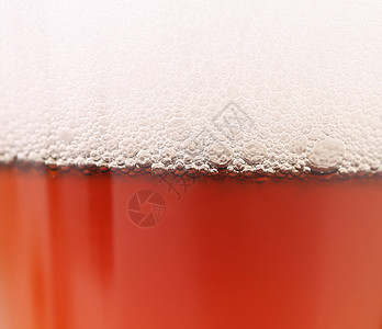 靠近啤酒与泡沫发泡酒吧白色干杯饮料泡沫状棕色气泡玻璃图片