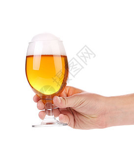 满杯啤酒在手边饮料酒吧泡沫白色庆典茶点食物气泡液体文化图片