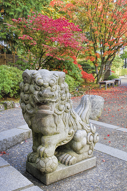 日语狗雕塑入口男性寺庙灌木树木植物大理石花园石头监护人图片