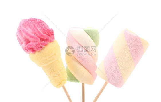木棍上三种不同的棉花糖孩子蓝色食物童年甜点粉色黄色软糖团体乐趣图片