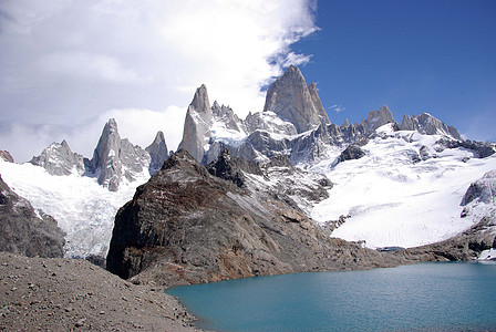 阿根廷菲茨罗伊山岩石荒野石头池塘顶峰地质学登山波峰冰川风景图片