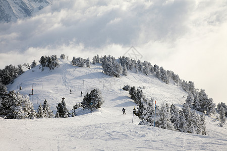 滑雪假期滑雪者运动森林树木阴霾活动爬坡娱乐旅行图片