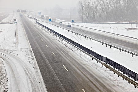 雪地高速公路沥青后勤运动货车车道基础设施旅行车辆暴风雪主路图片