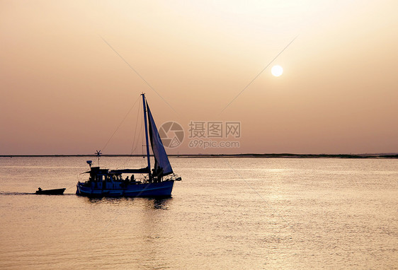 日落时 在自然保护区Ria Forposa的康养船旅行风景地区娱乐天空沼泽反射旅游野生动物生态图片