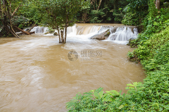 泰国瀑布 瀑布池塘液体衬套阳光岩石叶子溪流运动旅行水景图片