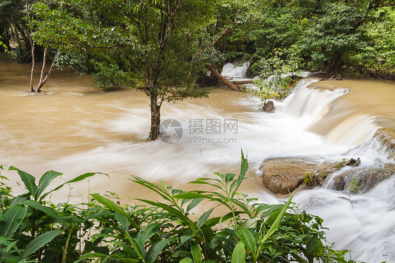 泰国瀑布 瀑布岩石速度石头池塘阳光天堂流动溪流液体天空图片