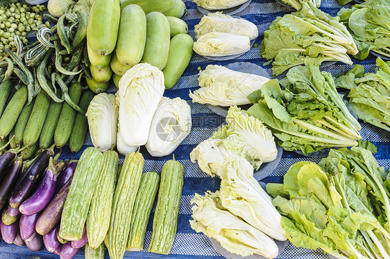 当地市场上的新鲜有机蔬菜图片