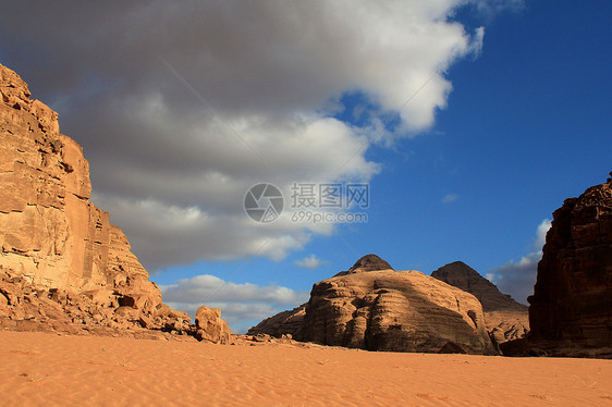 瓦迪鲁姆德沙漠美丽的风景 约旦旅行石头岩石旅游编队沙漠气候荒野蓝色峡谷图片