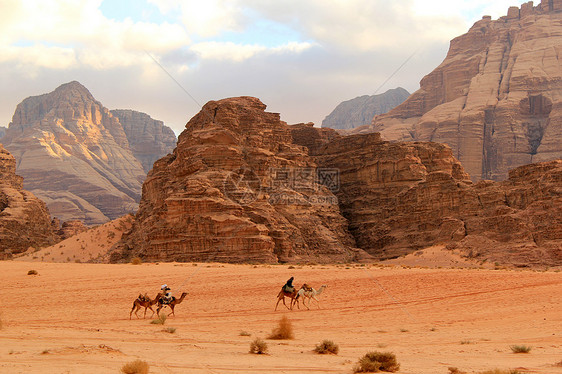 瓦迪鲁姆德沙漠美丽的风景 约旦悬崖石头爬坡蓝色砂岩土地沙漠干旱气候旱谷图片