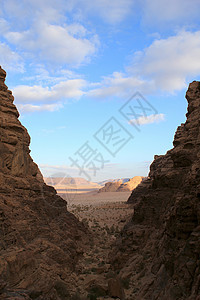 瓦迪鲁姆德沙漠美丽的风景 约旦旅游侵蚀蓝色天空旅行编队沙漠环境岩石爬坡图片