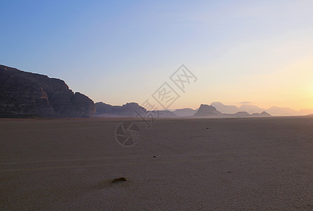 瓦迪鲁姆德沙漠美丽的风景 约旦爬坡干旱石头土地编队侵蚀荒野天空气候峡谷图片