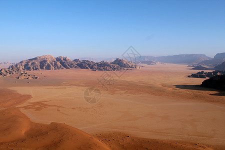 瓦迪鲁姆德沙漠的美丽风景 从上方 约旦沙漠干旱旱谷旅游峡谷悬崖爬坡场景地质学天空图片