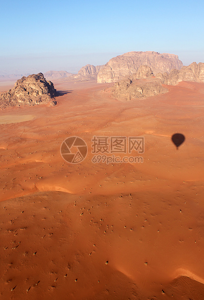 瓦迪鲁姆德沙漠的美丽风景 从上方 约旦场景旅行爬坡世界干旱峡谷岩石荒野环境沙漠图片