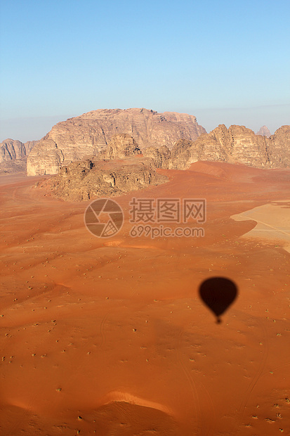 瓦迪鲁姆德沙漠的美丽风景 从上方 约旦世界旅行石头环境干旱场景沙漠爬坡旱谷编队图片